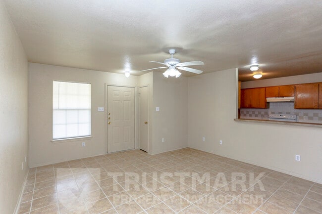 Building Photo - 932 Maplewood Dr