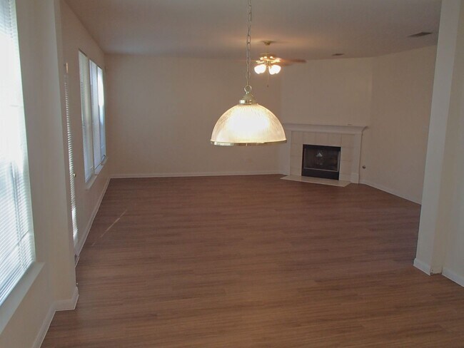 Building Photo - 4 Bedroom 2.5 Bathroom Georgetown Home