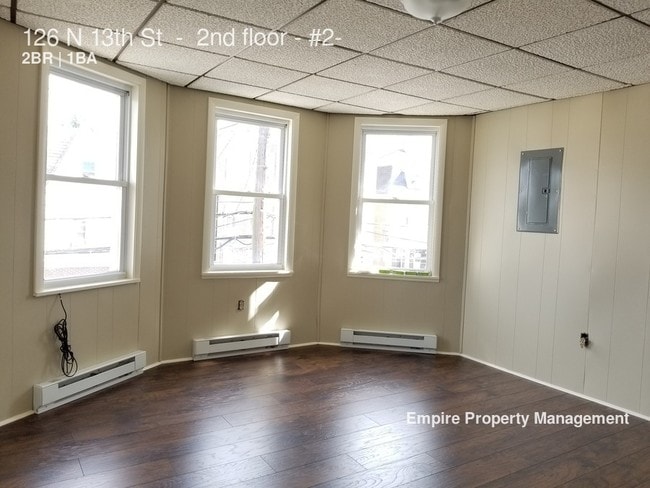 Building Photo - Newly Renovated 2 Bedroom with Parking Spot