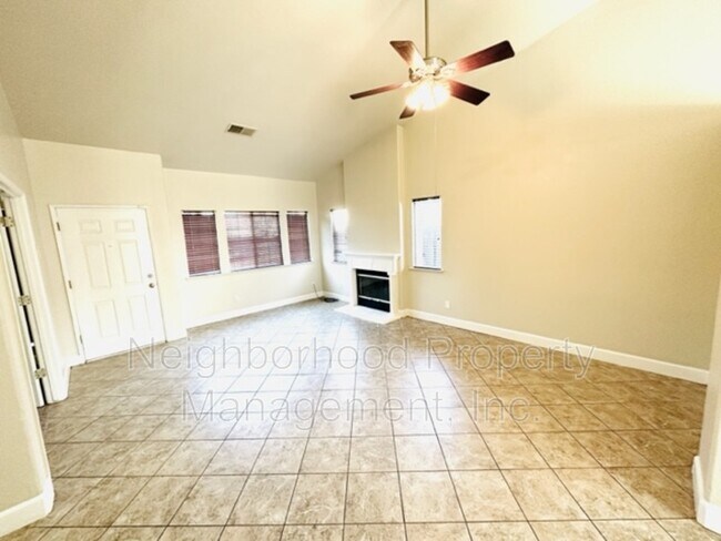 Building Photo - 296 N Shelly Ave