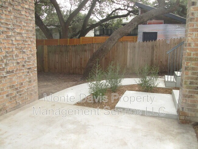 Building Photo - 513 S Park Dr