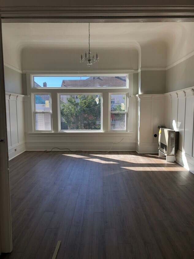 Living room - 504 E 18th St