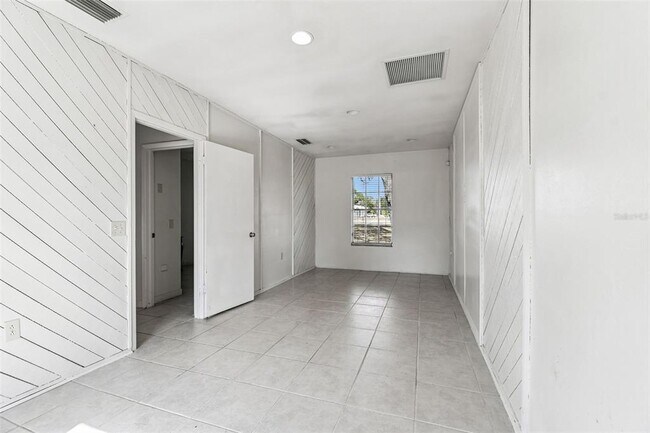 Building Photo - 855 E Brandon Blvd