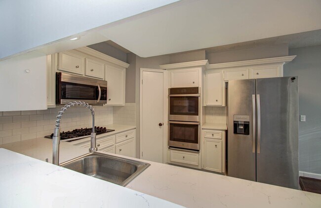 Foto del edificio - 6607 Readsland Ln