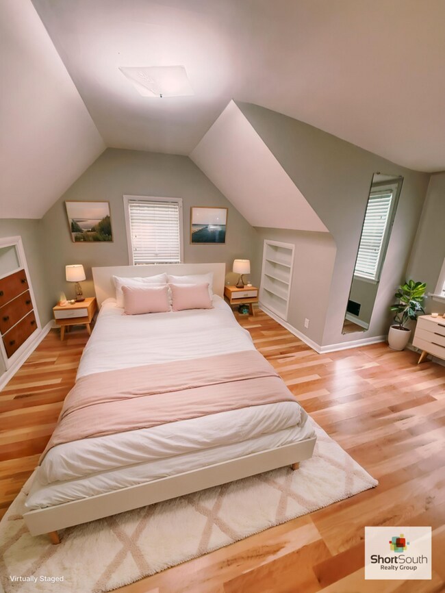 Foto del edificio - Updated 1 bed 1 bath upper unit townhome with basement and Laundry