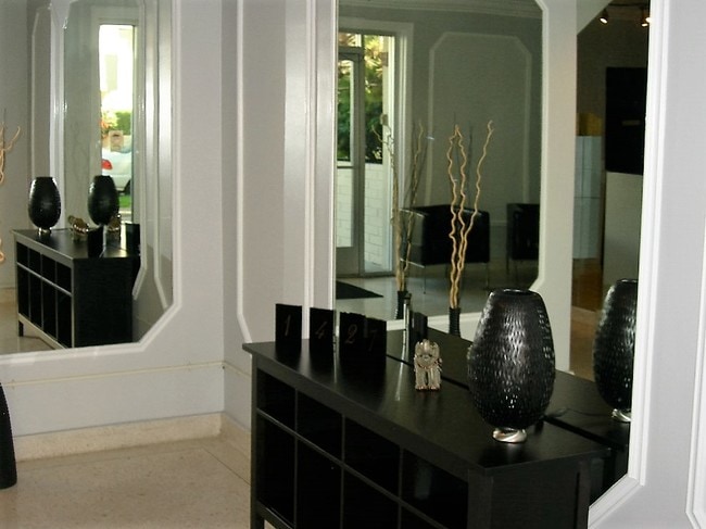 Lobby1 - 1427 N Poinsettia Pl