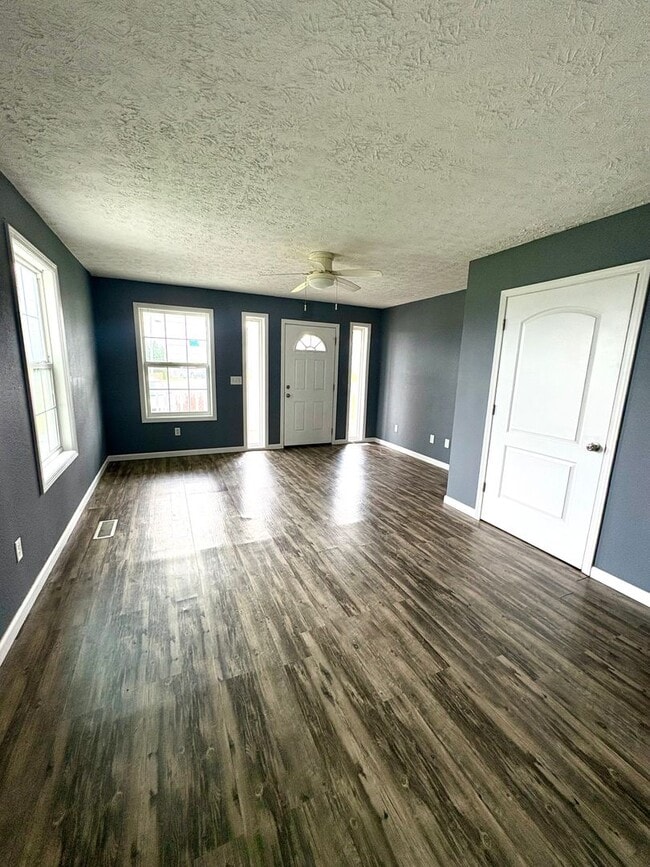 Building Photo - Charming Home in the Heart of Cave City!