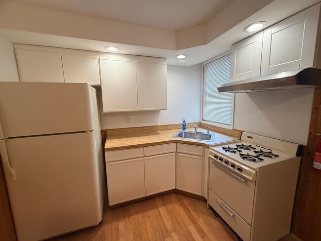 Building Photo - 44 W 7th St