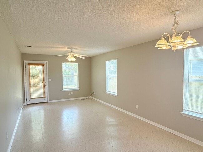 Building Photo - Charming 2 Bed/2 Bath Duplex