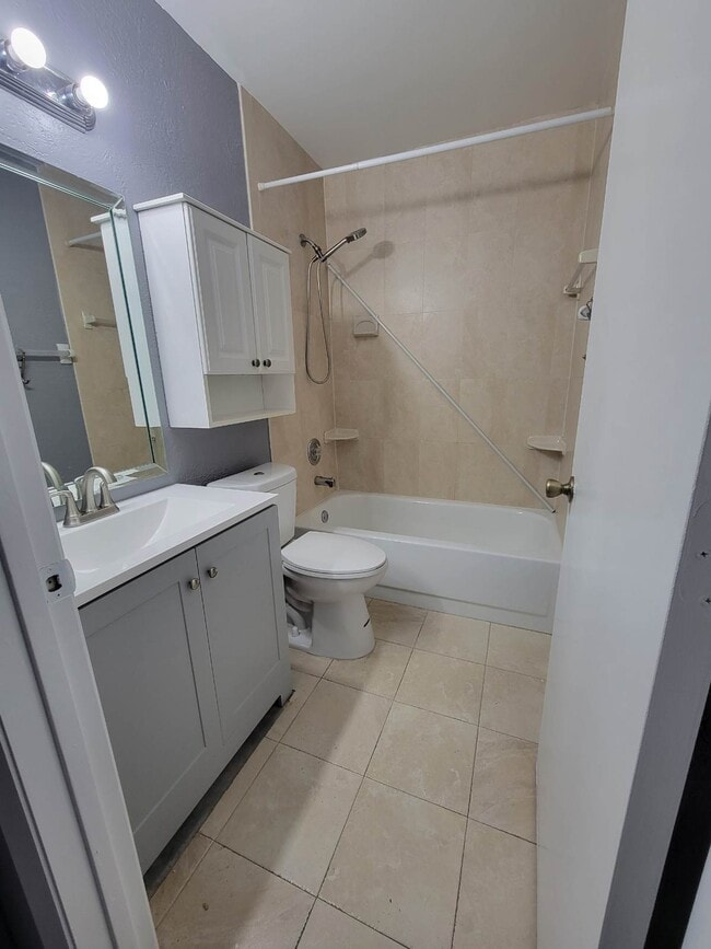 Half bathroom - 10670 NW 12th Dr