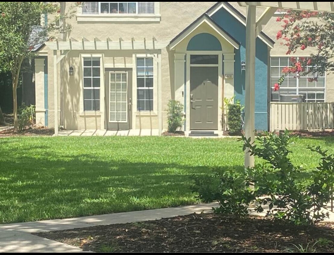 Primary Photo - 13700 Richmond Park Dr N