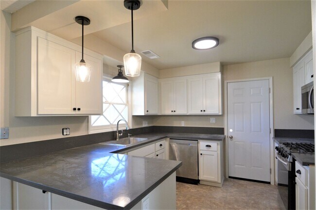 Building Photo - 3 bedroom 2  bath Home in the Forward Addi...