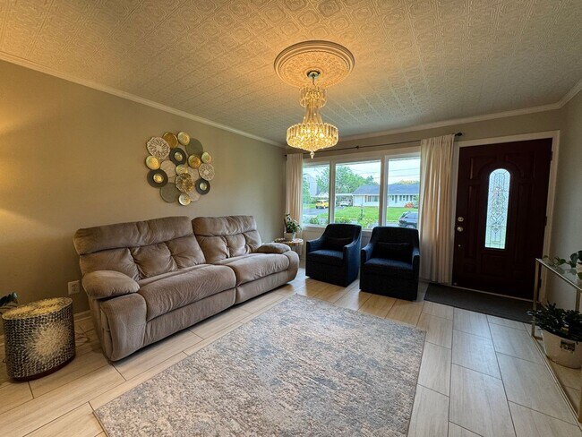 Building Photo - Gorgeous 3 Bed 1.5 Bath Single-Family Home...
