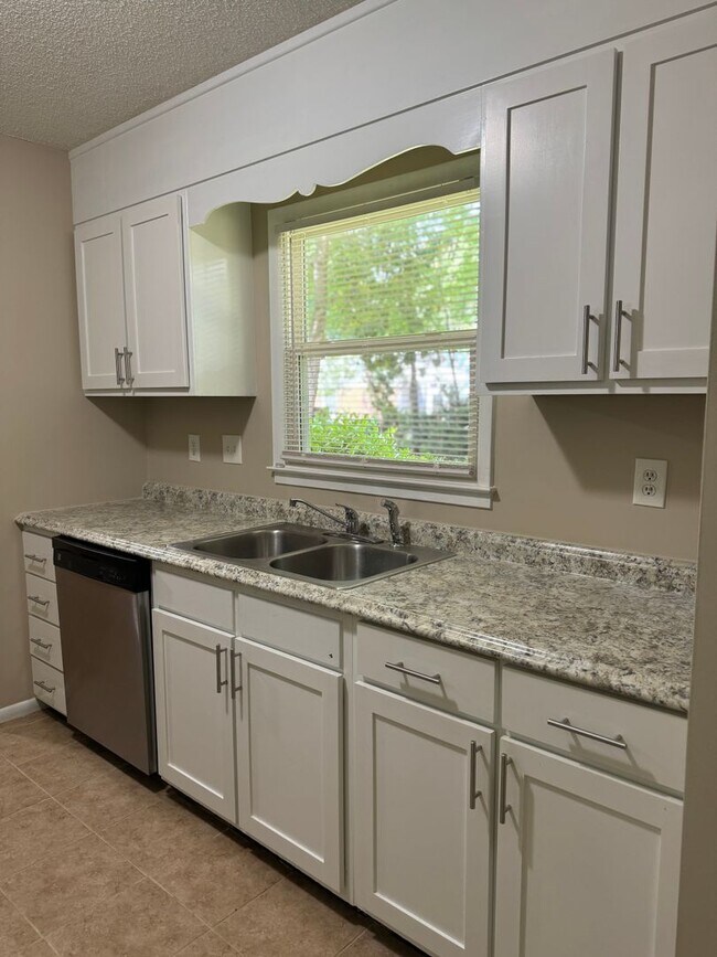 Building Photo - Charming 3 BR 1.5BA Brick & Vinyl Ranch