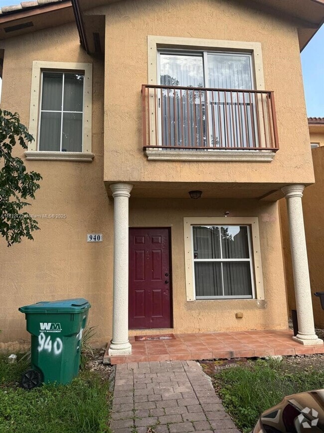 Building Photo - 940 SW 6th Ct