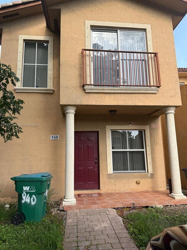 Foto principal - 940 SW 6th Ct