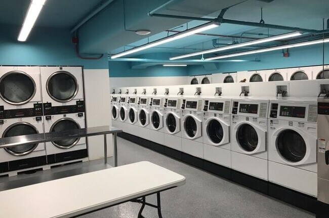 Building Photo - 3930 N Pine Grove Ave