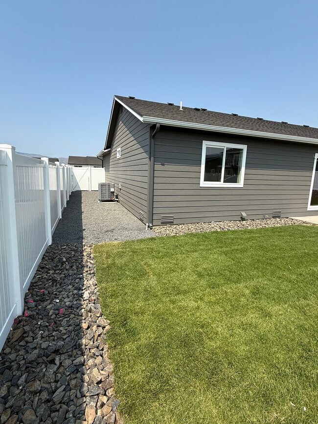 Building Photo - New Construction 3 bed, 2 bath!
