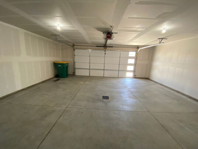 Foto del edificio - 4 BEDROOM! Single Family Home in Lakewood