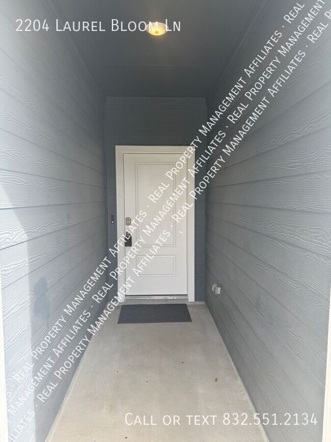 Building Photo - 2204 Laurel Bloom Ln