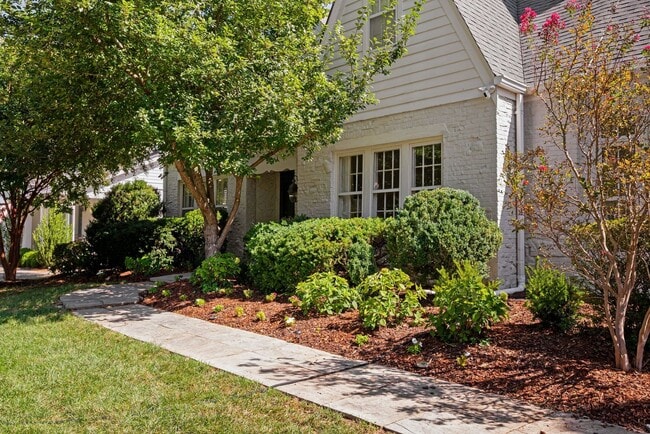 Building Photo - Luxury unfurnished 4BR/4.5BA Tudor in Belle Meade Links.