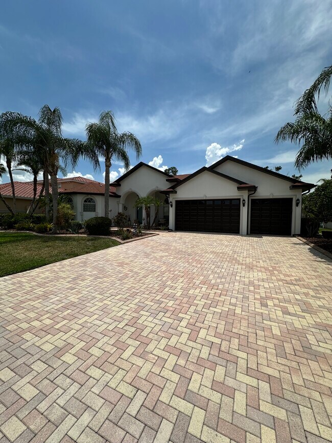 Foto del edificio - 10724 Cory Lake Dr