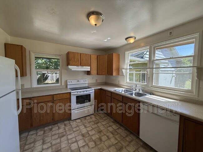 Building Photo - 375 Cherry Dr