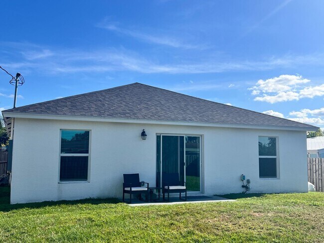 Foto del edificio - CHARMING 3 BEDROOM, 2 BATH HOME BUILT IN 2022 IN EAST STUART