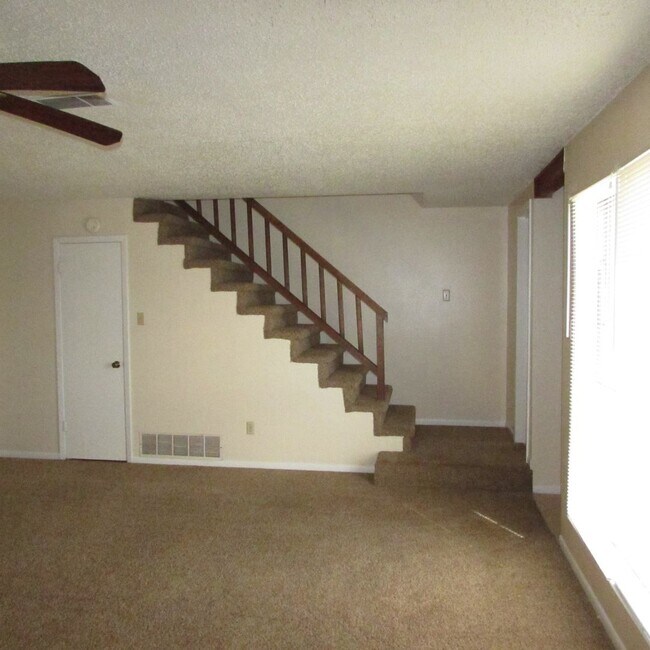 Building Photo - 3008 Chaucer Dr