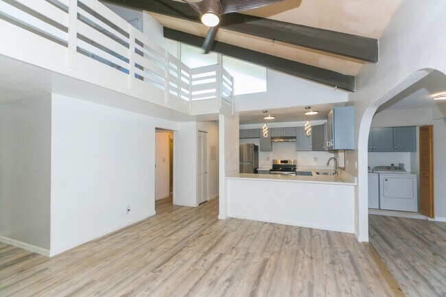 Building Photo - Kealohi Hale 2/loft/1/ 2 parking Townhouse
