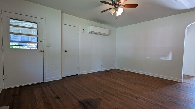 Building Photo - 515 S Willow Ave