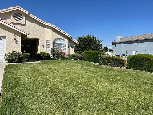Foto del edificio - 18120 Lakeview Dr