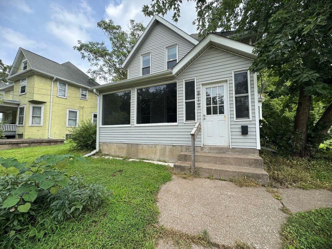 Primary Photo - 4 bedroom, 2 bath house in Davenport