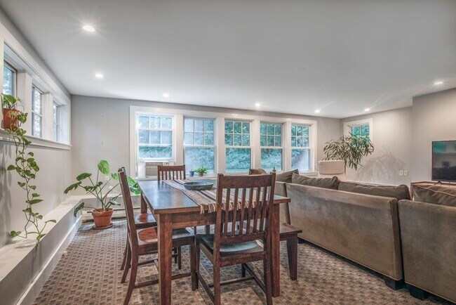 Building Photo - 31 Maple Ave