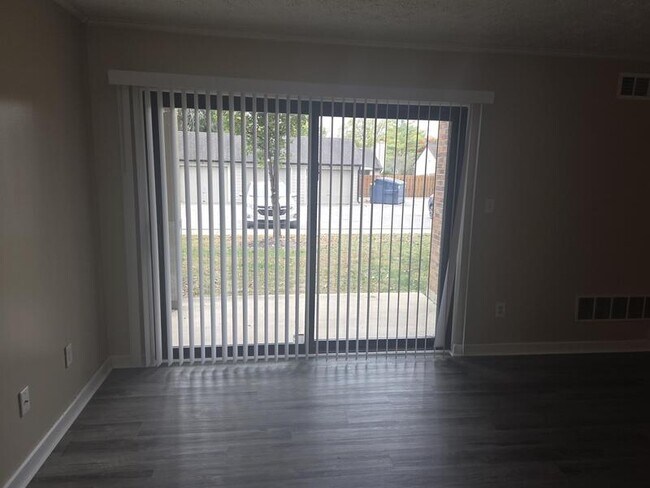 Foto del edificio - 4240 Village Pkwy Cir E