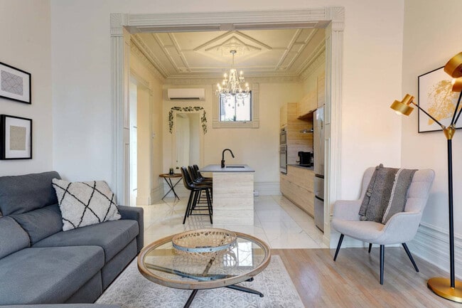 Building Photo - 3831 R. Saint-Denis
