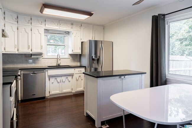 Foto del edificio - 1230 8th Ave SW