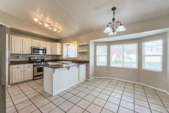 Foto del edificio - Comfortable 4 bed, 3 bath Family Home With Garage & Pet-Friendly Living! - Available on May 11th!