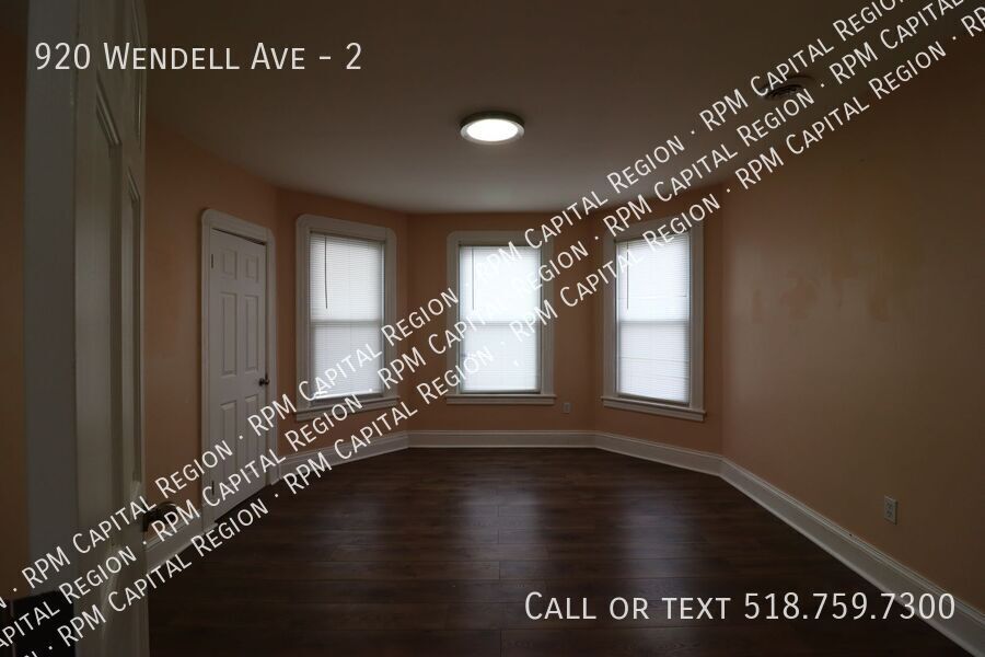 Foto principal - 3 Bedroom with extra room on Wendell Ave