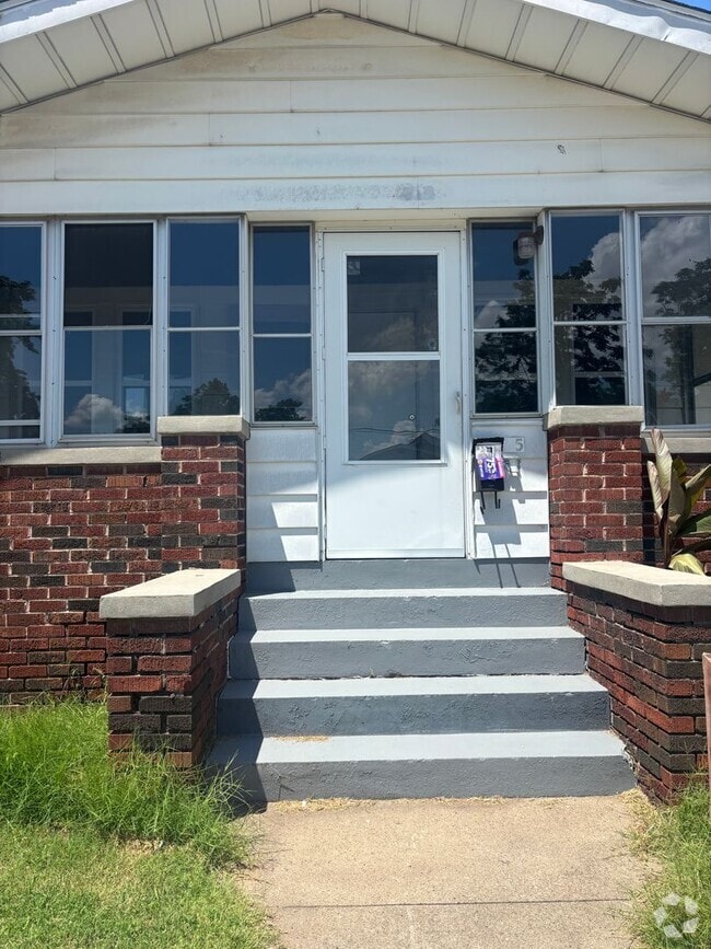 Building Photo - 675 E Penning Ave