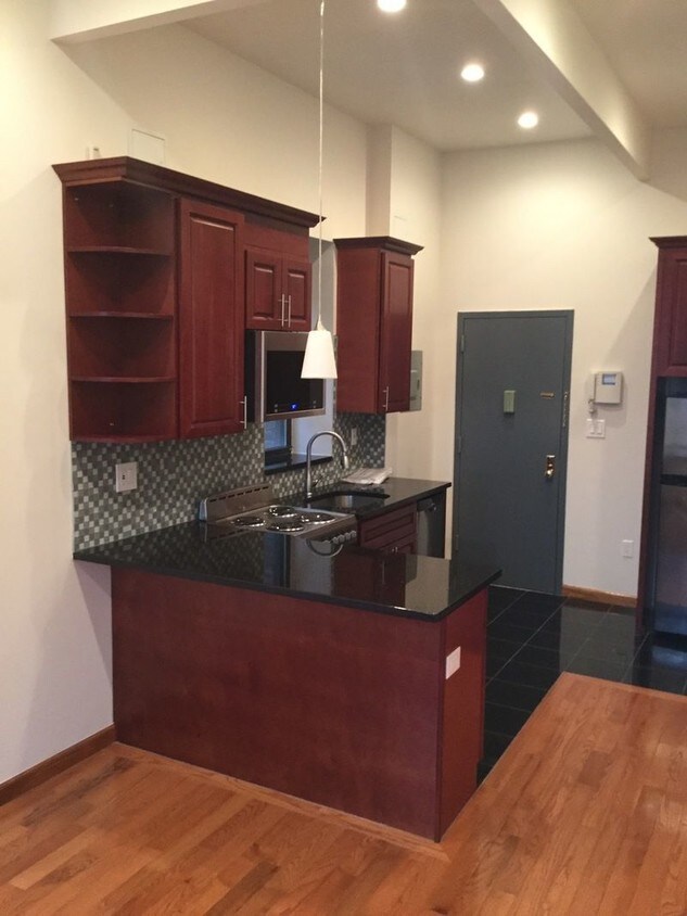 Foto principal - 67 E 2nd St