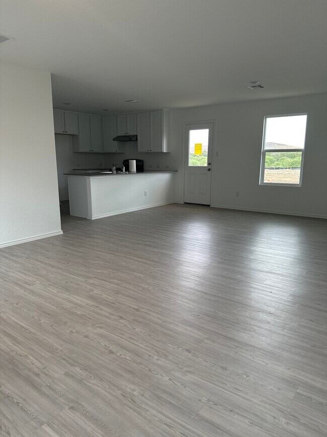 Sala de estar y comedor - 8818 Astral Pl