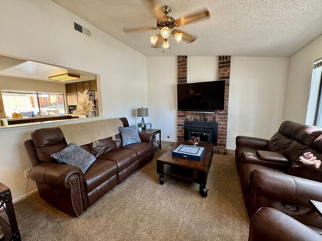 Building Photo - Adorable Home in Citrus Heights! **Availab...