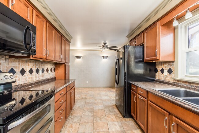 Kitchen - 254 Eaton Rd