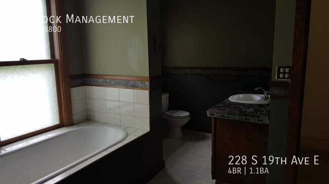 Foto del edificio - 228 S 19th Ave E