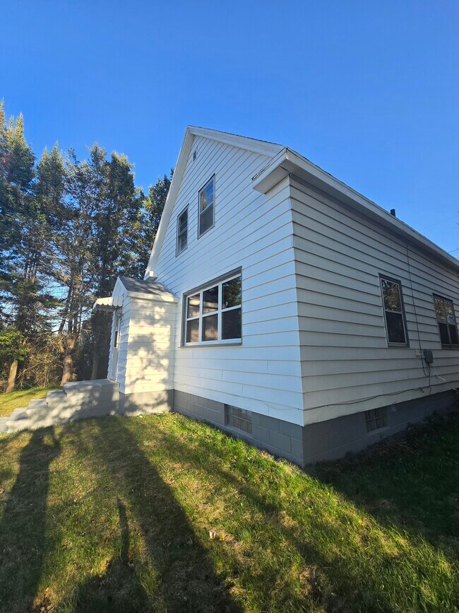Building Photo - 1024 Heights St