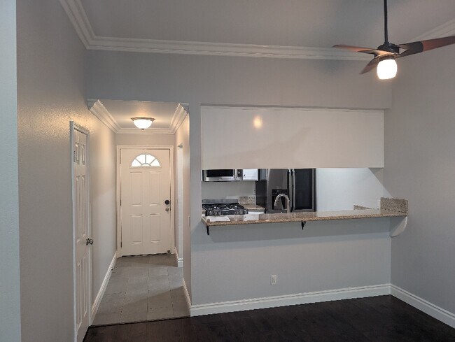 Foto del edificio - 421 W 6th St