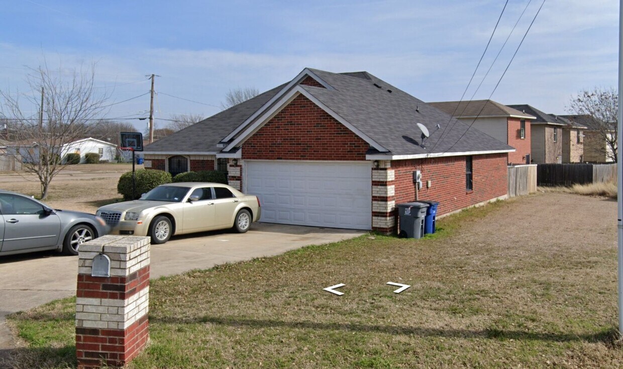 Photo - 2919 N El Centro Way (Dallas, TX)