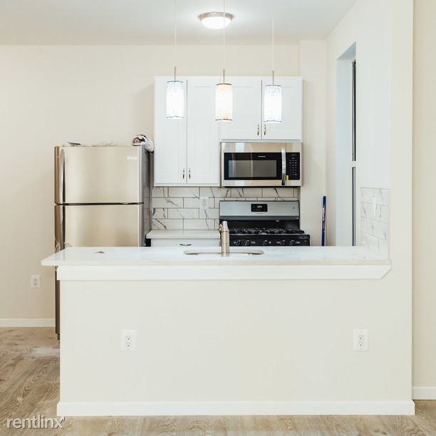 Building Photo - 264 Linden St