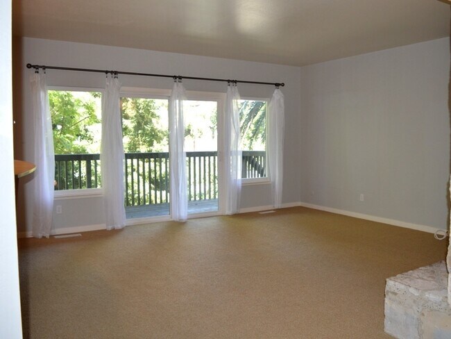 Foto del edificio - Spacious Two-Story Duplex Near Caledonia